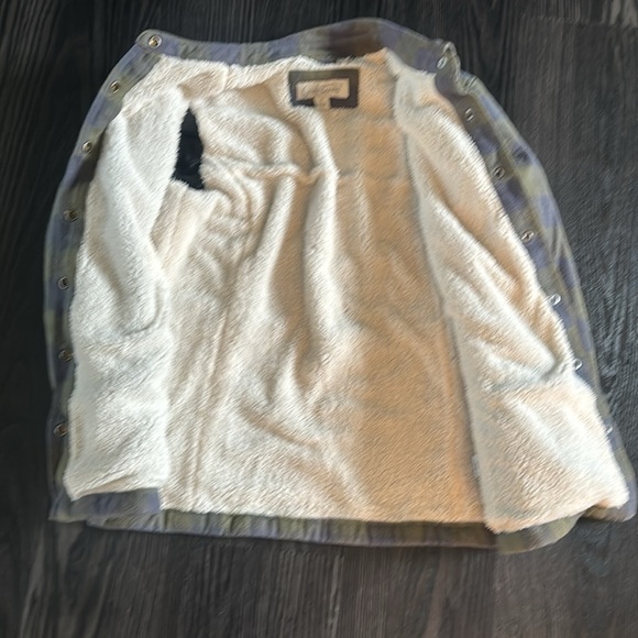 🍍GUIDE SERIES SHERPA LINED SNAP BUTTON JACKET🍍sz med🍍
Pit to pit 20”
Length 24” - Picture 3 of 4